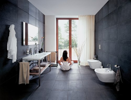 Badezimmer in Grau-Anthrazit sind elegant und zeitlos-modern. Besonders effektvoll erweist sich das Farbkonzept mit weissen Sanitärobjekten und glänzendem Edelstahl oder mattem Aluminium. (Ideal Standard)